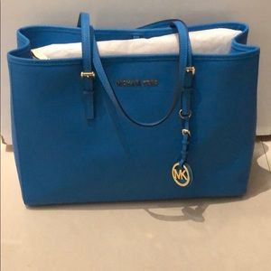 Medium Jet Set Multifunction Saffiano Travel Tote